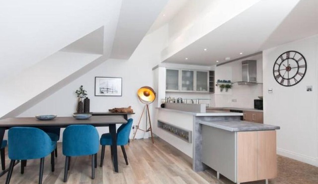 Edinburgh Deluxe Duplex with Garage