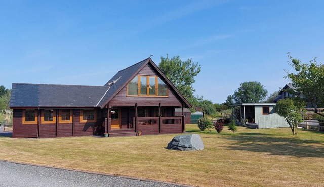 EIRIANFA, character holiday cottage, with open fire in Menai Bridge