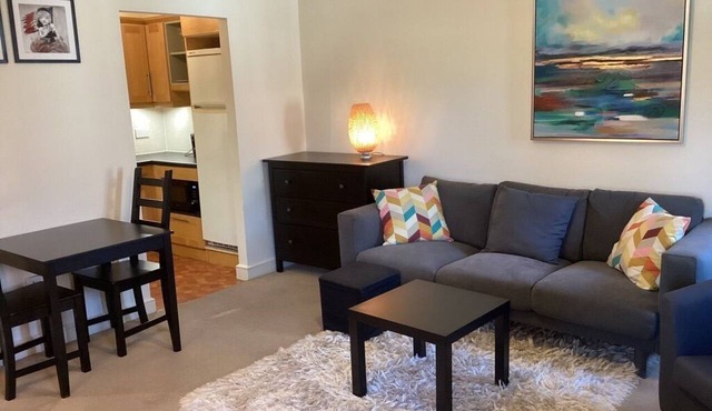 Elegant and tranquil apartment in prime location. Beautiful landscaped gardens!