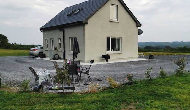 Enjoyable 2-bedroom cottage in charming Kilfenora for a relaxing stay.