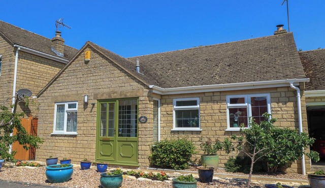 EVERGREEN, romantic, with a garden in Broadway