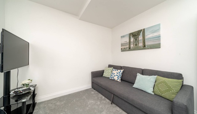 Excellent 2Br Flat, Wood Green, Nr Tube