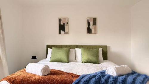 Family-Friendly 4-BR in Cambridge with Parking & Sleeps 7