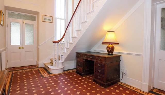 FIR GROVE, pet friendly, character holiday cottage in Menai Bridge