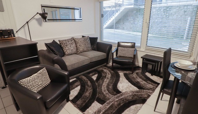 FLAT 7, romantic, country holiday cottage in Tenby