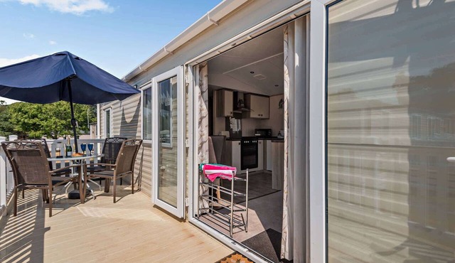 Forest Tide Lodge - Pet-Friendly Lodge with Resort Access & Decking