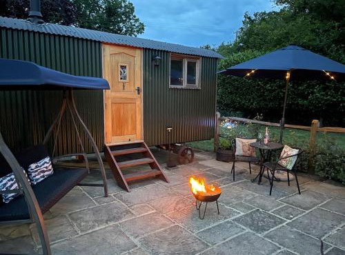 Forest View Shepherd Hut Stag hut in Ewhurst