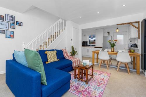 Free Parking | Central | Sleeps 5 | 2 Bedrooms