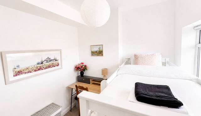Free Parking | Gloucester Rd 2-Bed Flat | Sleeps 6