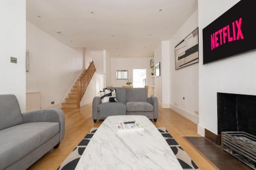 Fulham Spacious 4BD Home | Parking & Garden | WiFi