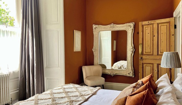 Georgian Manor - Elegance in Central Frome