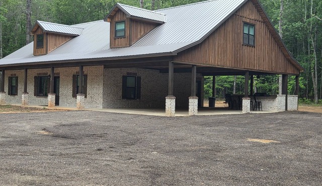 Gorgeous rustic modern home tucked away in Texarkana - 4 bedrooms available in Texarkana
