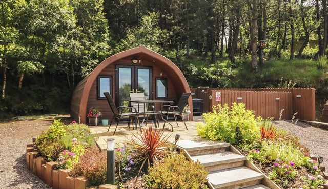 GORTIN GLEN GLAMPING POD 1, romantic, with hot tub in Omagh