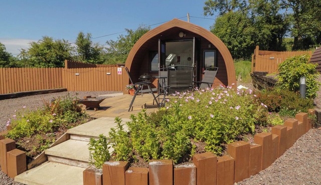 GORTIN GLEN GLAMPING POD 4, romantic, with hot tub in Omagh