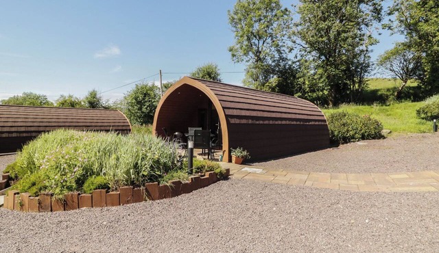 GORTIN GLEN GLAMPING POD 5, romantic, with hot tub in Omagh