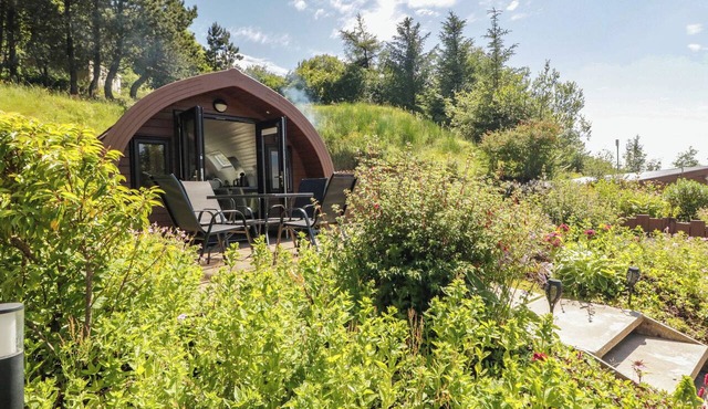 GORTIN GLEN GLAMPING POD 3, romantic, with hot tub in Omagh