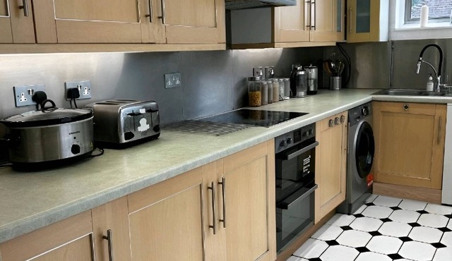 Great 5-Bedroom House in Thornton Road sleeps 14+ T7