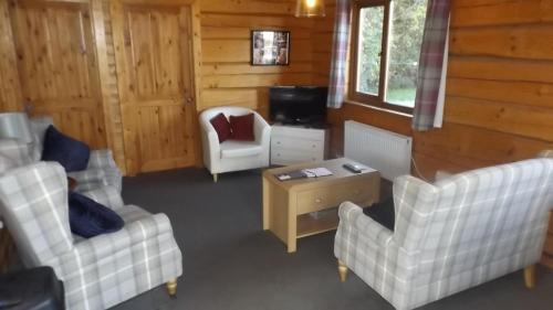 Hand built log cabin at Avonvale Holiday Lodges in Evesham