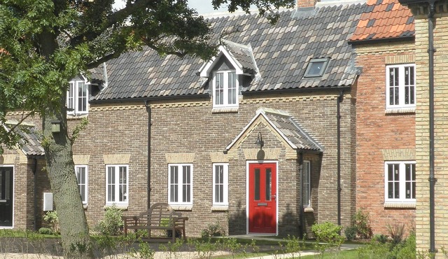 Harlequin dog friendly 2 bedroomed cottage at The Bay with access to the beach