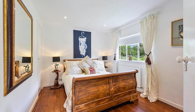 Hidden Cottage with Parking in Esher Surrey - Pass the Keys