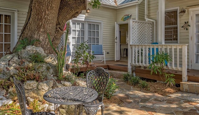 HIDDEN OASIS 3 blocks from Duval in Key West