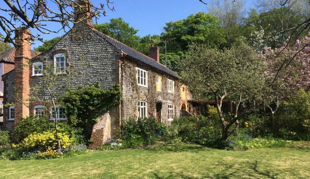 Hillside - Four Bedroom House, Sleeps 8