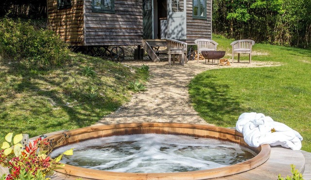 Hilltop Shepherds Hut with Hot Tub and Tennis