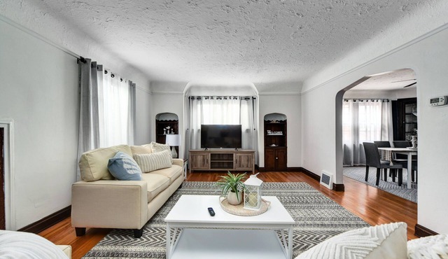 Historic District 2BR on 2nd Floor near Cleveland Clinic ~ Safe & Quiet Area in Shaker Heights