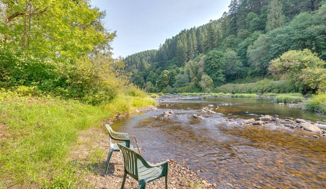 Historic Mapleton Cottage w/River Views & Hot Tub in Mapleton