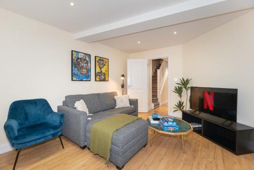 Home like 3-bedroom Flat in Pimlico with laundry area, mini-patio & FREE Wi-Fi