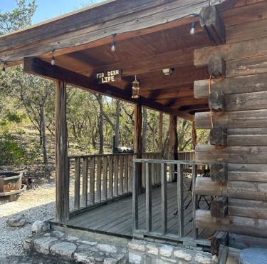 HoneyComb Hideouts Fir Deer Life cabin in Concan