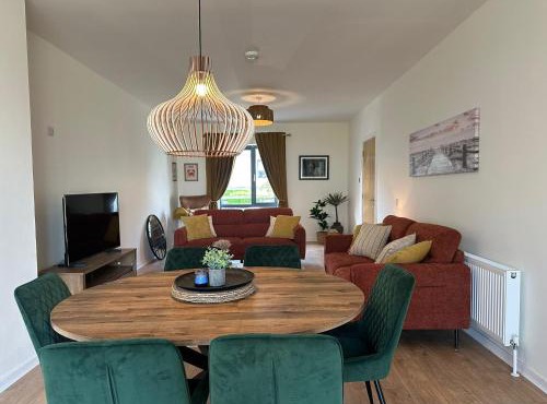 House Sleeps 6 with Parking