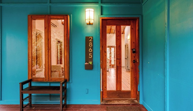 Hummingbird House! Cozy 2-bedroom rustic house near the University of Oregon! in Eugene