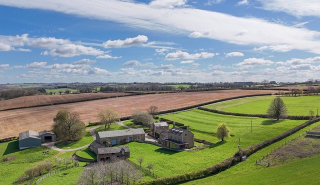 Idyllic Cotswold Farmhouse - Rural Views & Parking