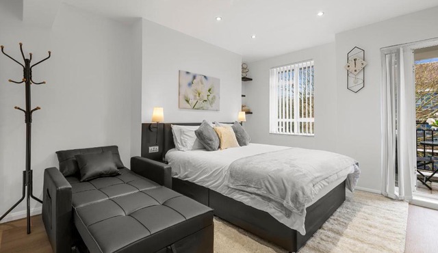 Jasmine Suite by Yielding Bricks