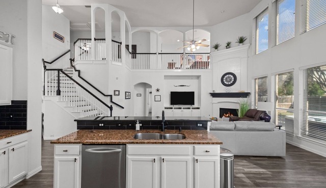 Keller’s Crown - Huge House Near Stadiums - Hot Tub & Pool Table in Keller