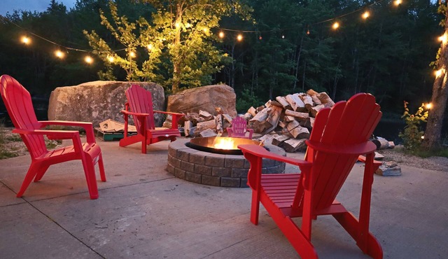 Lake front cottage with beach & dock (Pet-Friendly!) in Springfield