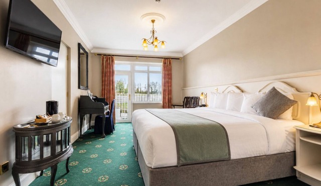 Lakeside Manor Hotel