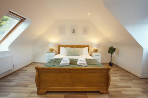 Large 4-bed house for up to 7 guests w 2x parking