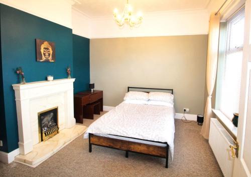 Large Bungalow - Sleeps 8 - 3 Large Beds - 2 Bathrooms - Off Street Parking - Pets Welcome - Very Large Enclosed Gardens - Fast Wifi