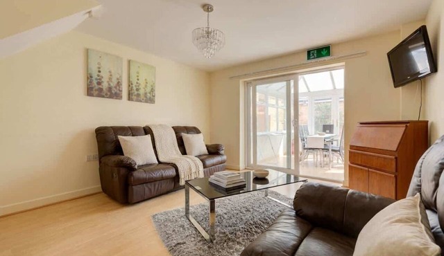 Large Hampton Hargate House w Parking & Garden in Peterborough