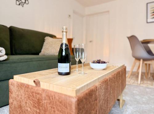 Laurel, Bright 2-Bed Home, Central Aberdare