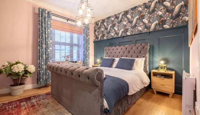 Lavish 3-BDR House, Hideaway - Guests 7 - WiFi - Free Parking - Hot Tub - Garden
