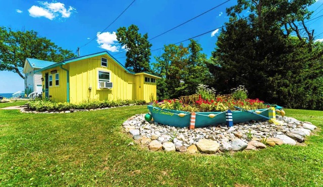 LemonDrop Lake-Front Cottage in Madison