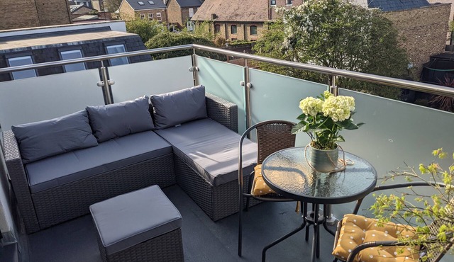 Light and spacious - 3 bedroom flat in Wimbledon - 2 mins walk from tube station
