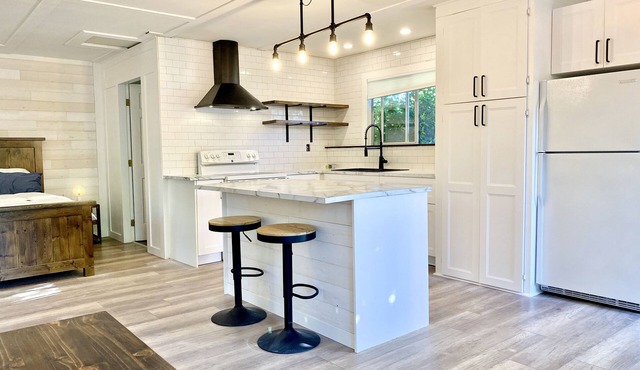 Lil Q Modern Cottage - 3 min from the beach! in Qualicum Beach