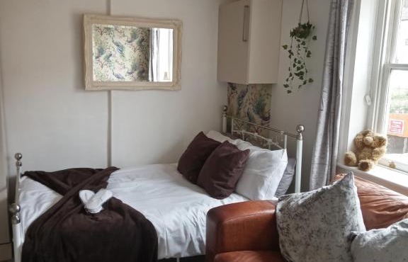 Little Dorrit Studio flat Rochester ME1 1XZ in Strood