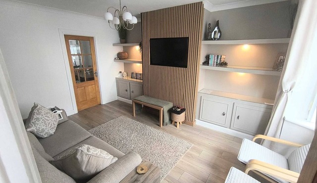 Local, Sunny, Very Clean, Fully equipped, WiFi, 3 bed! 5 min walk to key shops!