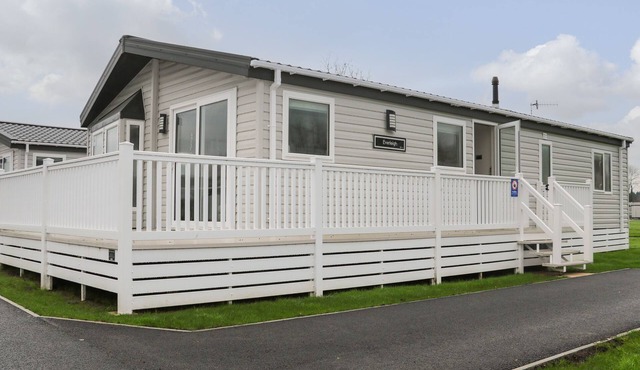 LODGE AT CHICHESTER LAKESIDE (2 BED), family friendly in Runcton