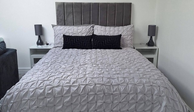 Lodge - Sleeps 2 - Pet friendly - Parking - Patio